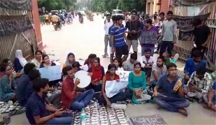 बीएचयू के आरोपी प्रो. चौबे को लंबी छुट्टी पर भेजा