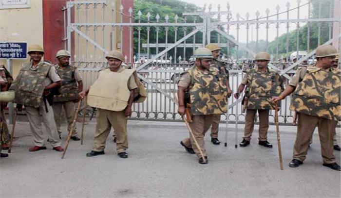 बीएचयू परिसर में भड़की हिंसा, पुलिस बल तैनात