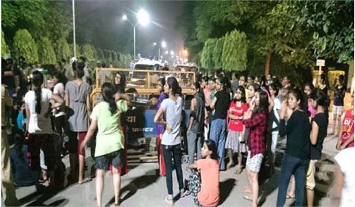बीएचयू की छात्राओं ने छेड़खानी आरोपी शिक्षक के खिलाफ किया धरना-प्रदर्शन