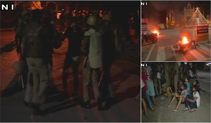 बीएचयू में छेड़खानी का विरोध कर रही छात्राओं पर लाठी चार्ज