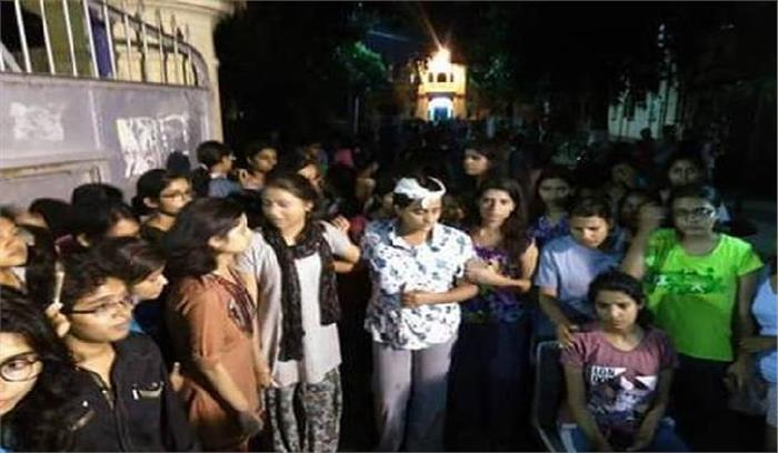 बीएचयू छात्राओं पर लाठीचार्ज में प्रॉक्टर ने दिया इस्तीफा