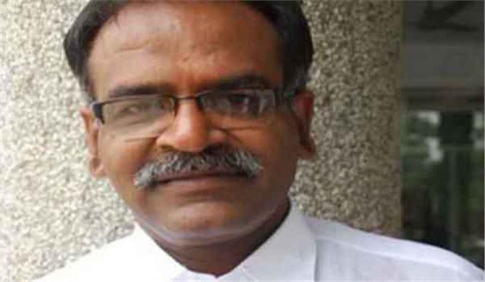 भाजपा के सांसद आलोक संजर ने बगैर हेलमेट बाइक चलाने पर भरा जुर्माना भाजपा के सांसद आलोक संजर ने बगैर हेलमेट बाइक चलाने पर भरा जुर्माना