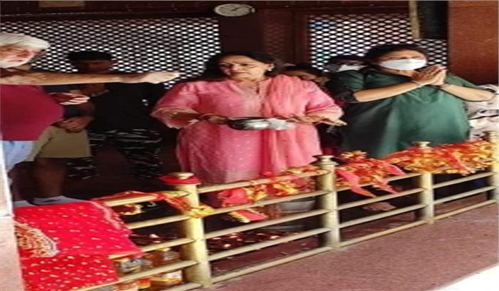 भाजपा सांसद हेमा मालिनी ने कश्मीर के खीर भवानी मंदिर में किए दर्शन-पूजन भाजपा सांसद हेमा मालिनी ने कश्मीर के खीर भवानी मंदिर में किए दर्शन-पूजन