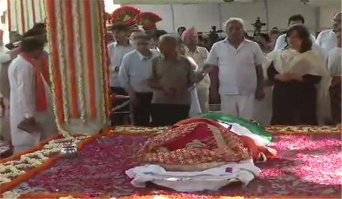 दिल्ली : सुषमा स्वराज का पार्थिव शरीर लोधी रोड शवदाह गृह पहुंचा