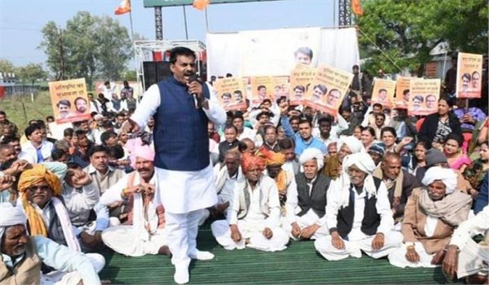 भाजपा कार्यकर्ताओं ने दिया खेतों पर धरना
