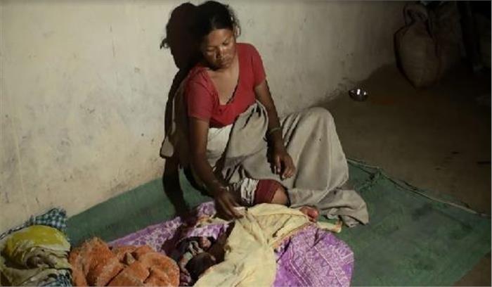 अस्पताल में ताला, खुले आसमान के नीचे हुआ बच्चे का जन्म