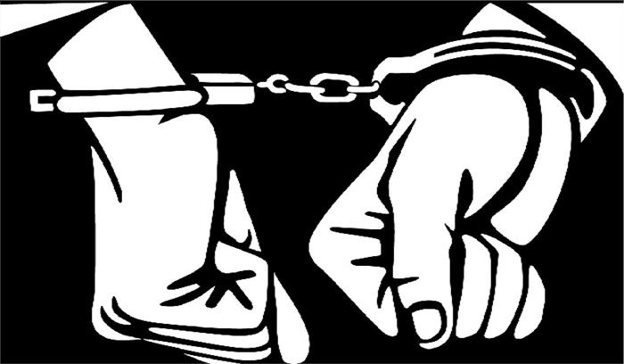 एटीएम कार्ड बदलकर पैसे निकालने वाले गिरोह को दबोचा