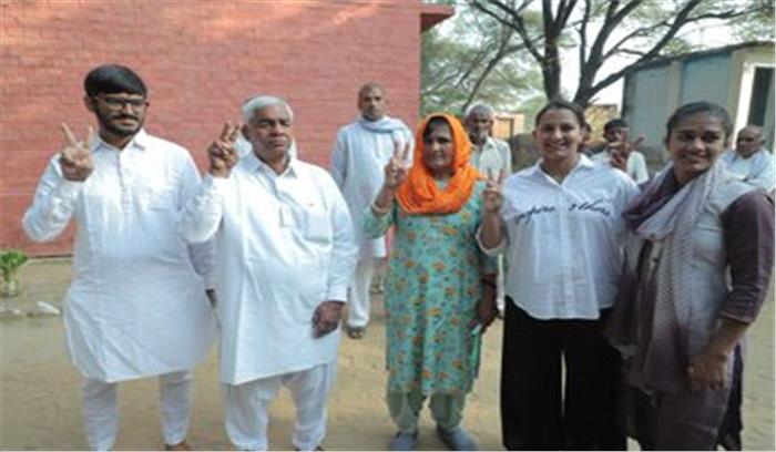 बबीता फोगाट ने पिता व बहन के साथ मतदान किया