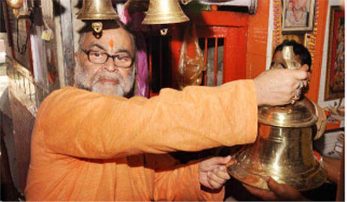 बुक्कल नवाब ने हनुमान मंदिर में पीतल का घंटा चढ़ाया