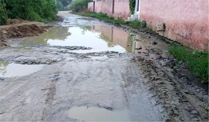 योगी की गड्ढा मुक्त सड़कों से गुजरना हुआ दुश्वार