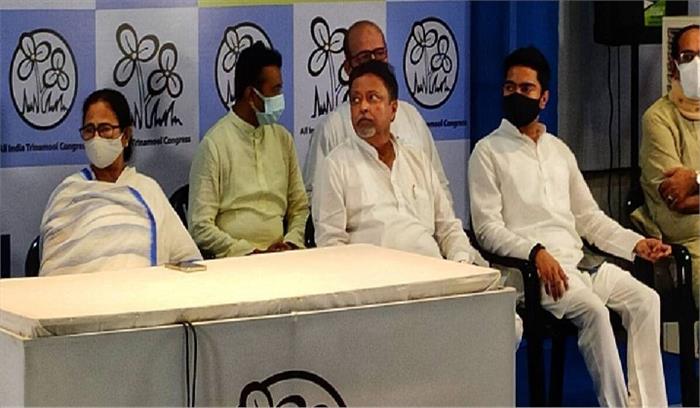 ममता बनर्जी की मौजूदगी में मुकुल रॉय टीएमसी में शामिल, कहा- घर वापसी पर अच्छा लग रहा