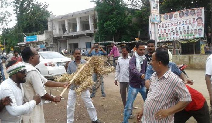 कांग्रेसियों ने किया प्रधानमंत्री व मुख्यमंत्री का पुतला दहन