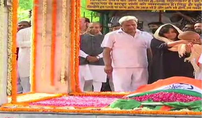 पंचतत्व में विलीन सुषमा स्वराज, नम आंखों से लोगों ने दी अंतिम विदाई