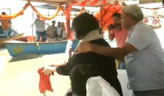 पूर्व विदेश मंत्री सुषमा स्वराज की अस्थियां गंगा में विसर्जित