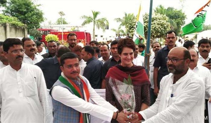 बसपा छोड़ कांग्रेस में शामिल हुए मनीष सिंह, प्रियंका ने दिलाई सदस्यता