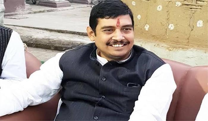 दुष्कर्म आरोपी बसपा सांसद अतुल कुमार सिंह ने लोकसभा में शपथ ली दुष्कर्म आरोपी बसपा सांसद अतुल कुमार सिंह ने लोकसभा में शपथ ली