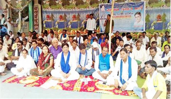 टेल एरिया में पानी की मांग को लेकर बैठे धरने पर