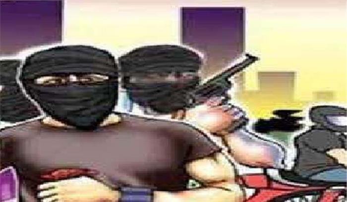 महिला को बंधक बनाकर लाखों लूटे