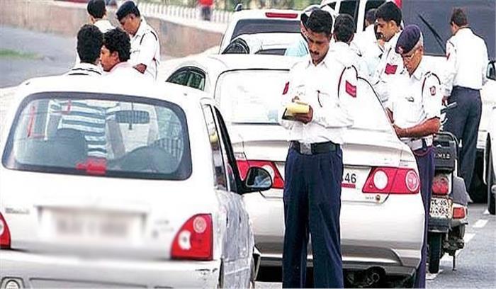 उप्र : ट्रैफिक पुलिस को मिली बसपा-काल की वर्दी उप्र : ट्रैफिक पुलिस को मिली बसपा-काल की वर्दी