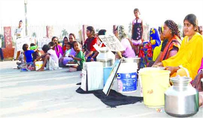 बीएसयूपी मकानों से बेदखल परिवारों का प्रदर्शन बीएसयूपी मकानों से बेदखल परिवारों का प्रदर्शन