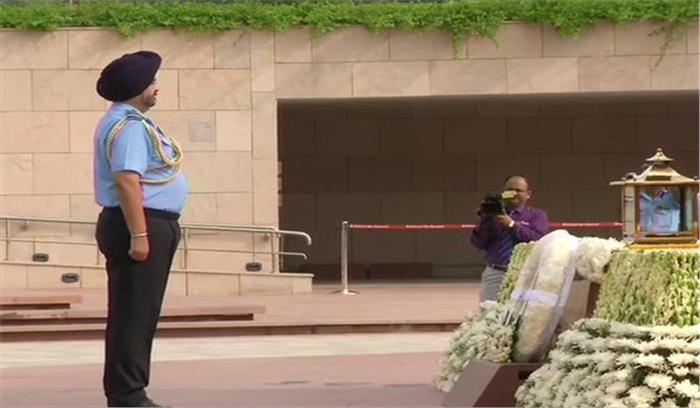 वायु सेना प्रमुख बी एस धनोआ ने शहीदों को दी श्रद्धांजलि