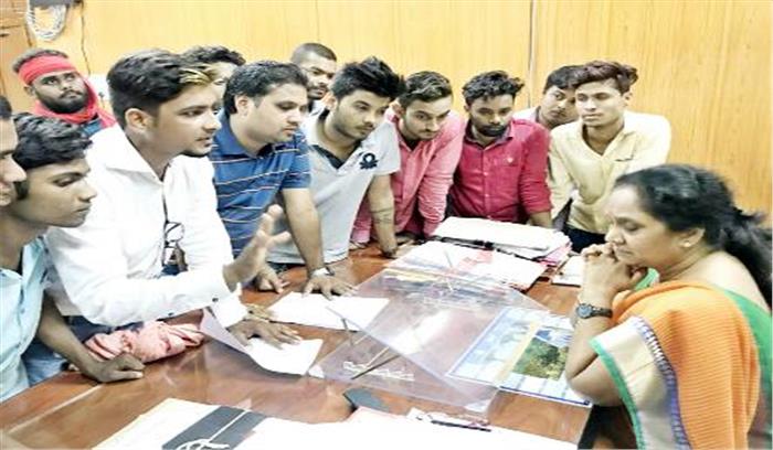 बीयू में हेल्प डेस्क नहीं, छात्र परेशान