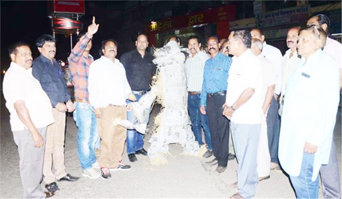 ब्राम्हण समाज ने फूंका बाबा रामदेव का पुतला