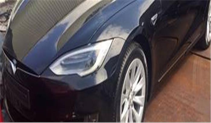 मुंबई में टक्कर मारकर बच्चे पर से गुजर गई कार, नहीं आई चोट