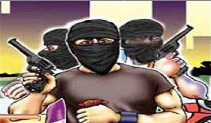 मकान में घुसकर बुजुर्ग महिला से लूट