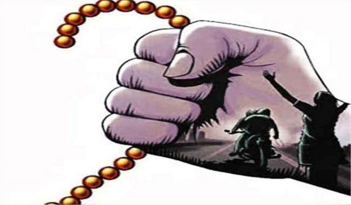 बदमाशों ने बुजुर्ग महिला के गले से चेन खींची