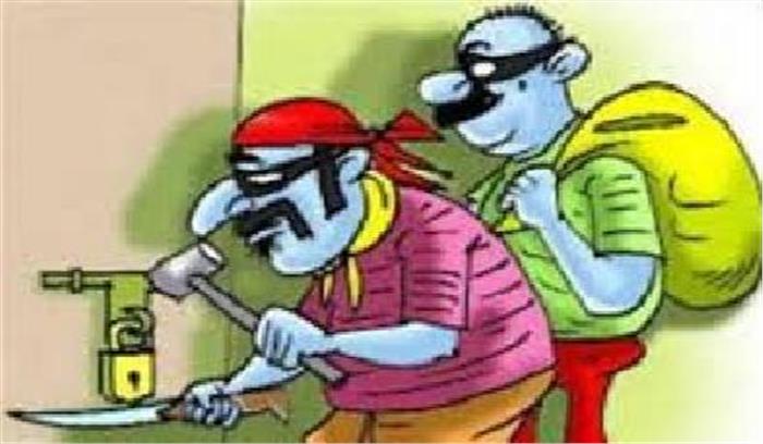 घर का ताला तोड़कर की लाखों की चोरी