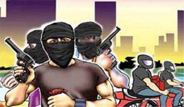 मैनपुरी में बदमाशों ने भाई-बहन को लूटा