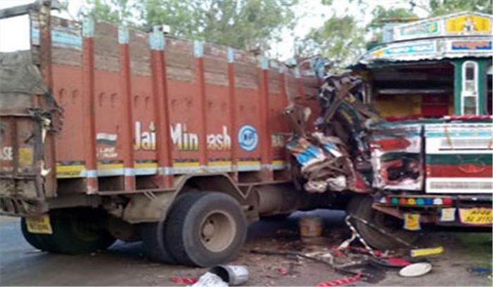 दो ट्रकों की टक्कर दोनों चालकों की मौत