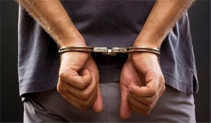 अवैध वसूली के आरोप में तीन गिरफ्तार