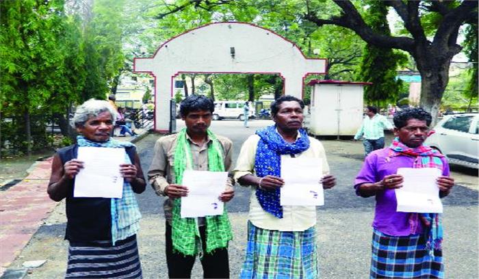 बैगा आदिवासियों को आवास निर्माण सामग्री खरीदने नहीं दे रहा सरपंच