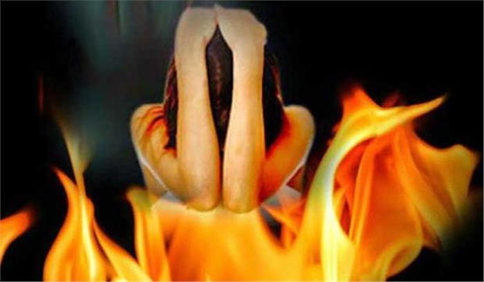 बहराइच में मायके में रह रही युवती को जलाया