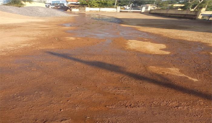 सड़क पर बह रहा नाली का गंदा पानी