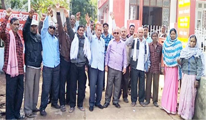 डाक कर्मी अनिश्चितकालीन हड़ताल पर