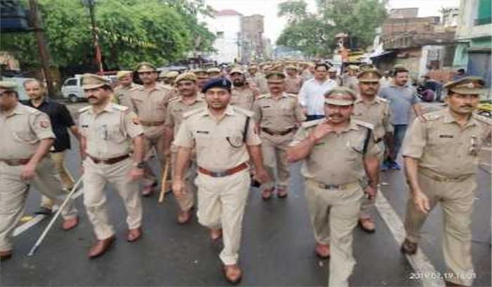 उत्तर प्रदेश में पुलिस अधिकारी थोप रहे अंग्रेजी