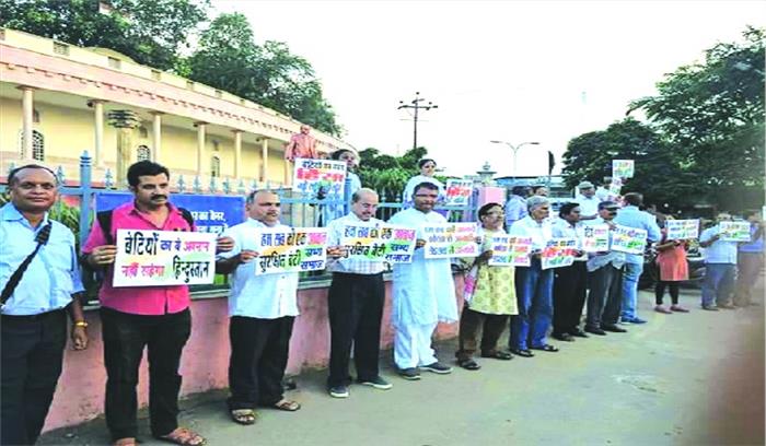 बनारस विवि में छात्राओं के साथ बर्बरता के खिलाफ मौन विरोध बनारस विवि में छात्राओं के साथ बर्बरता के खिलाफ मौन विरोध