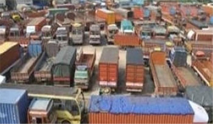 उप्र : बालू खदान पर छापा, 7 पोकलैंड मशीन और 100 ट्रक जब्त