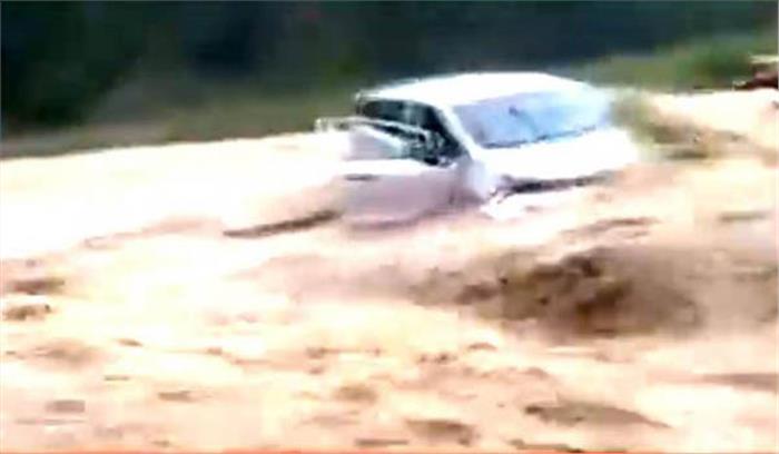 उप्र : कार सवार 5 लोगों को बाढ़ में डूबने से बचाया गया