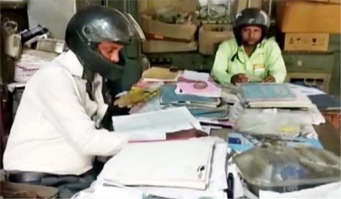 बांदा में हेल्मेट पहन काम करते हैं बिजली कर्मचारी बांदा में हेल्मेट पहन काम करते हैं बिजली कर्मचारी