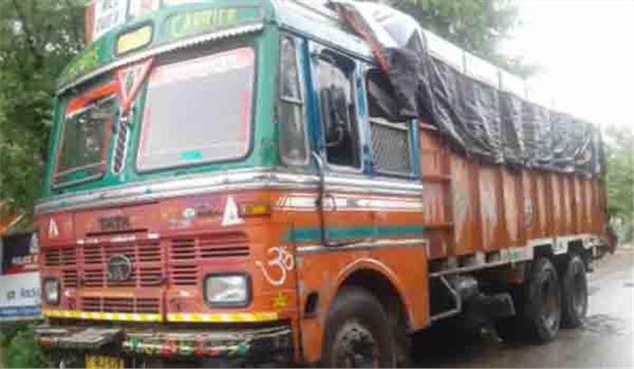 उप्र: अवैध खनन के विरुद्ध चल रहे अभियान में पकडे गये 98 ओवर लोडेड ट्रक