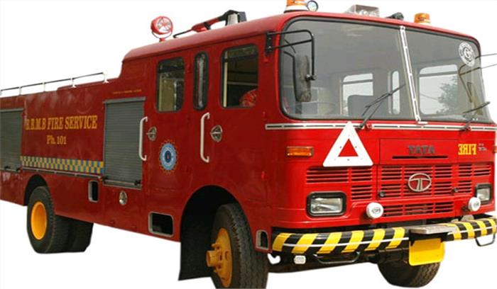 बान्द्रा रेलवे स्टेशन के समीप लगी आग पर काबू