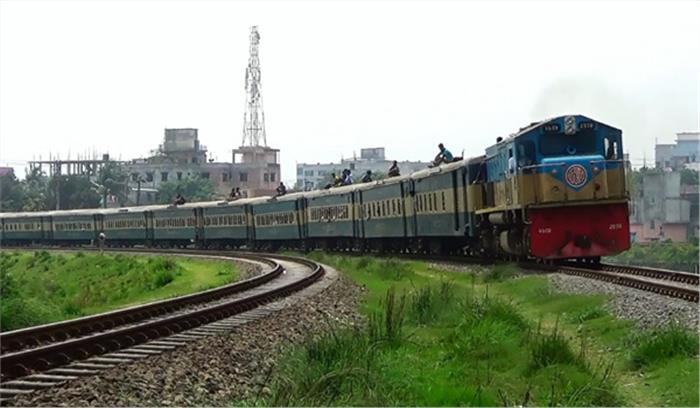 बांग्लादेश में चलती ट्रेन से गिरने से चार लोगों की मौत, दो घायल