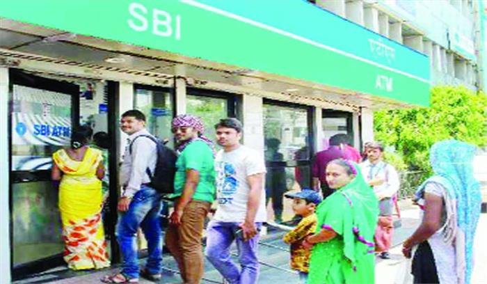 बैंक, एटीएम खाली, नकदी का संकट बरकरार