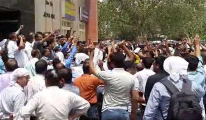 दस बैंकों के विलय के विरोध में बैंक कर्मियों ने किया प्रदर्शन