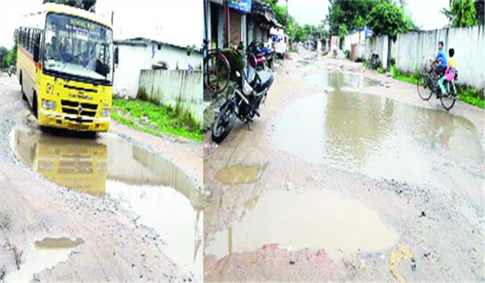 तालाबों में तब्दील हो गई सड़क