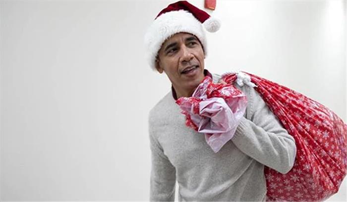 बराक ओबामा ने चिल्ड्रन्स सेंटर में सैंटा बन बच्चों को बांटे तोहफे